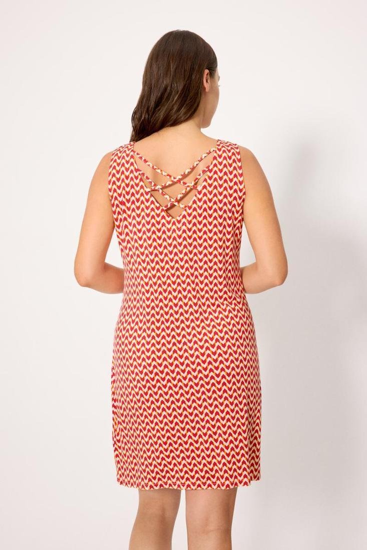 Vestido Midi Ysabel Mora 86238: Corte Recto Estampado Étnico con Espalda Cruzada - Edición Tallas Amplias - Imagen 2